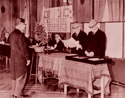 Upacara pemberian hadiah untuk pertama kali [Maret 1961]